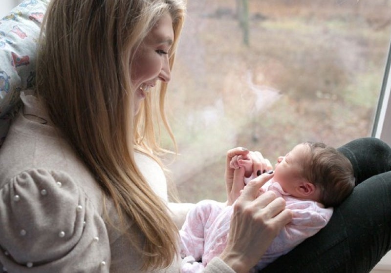 Sonho de ser mãe: mulher ajuda família barriga de aluguel na Ucrânia