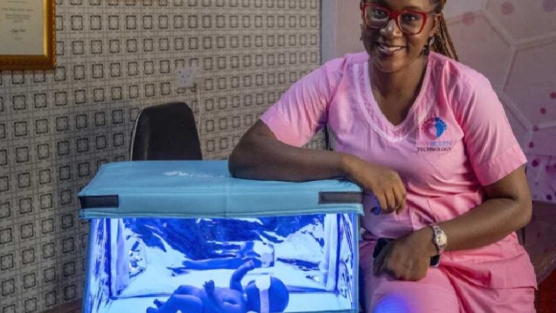 Mãe cria berço a energia solar que cura recém-nascidos da icterícia