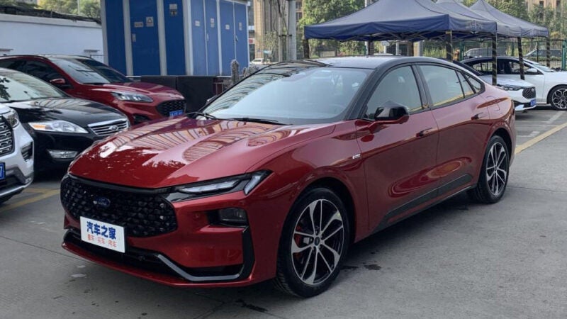 Fusion: Ford Mondeo chinês em imagens num revendedor