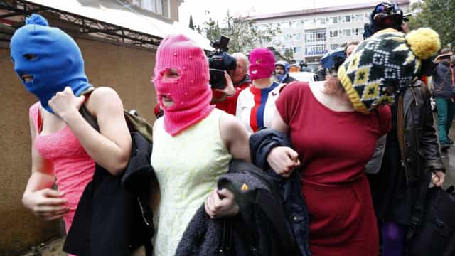 Pussy Riot e outros artistas anti-Putin têm ‘Z’ pichado na porta de suas casas
