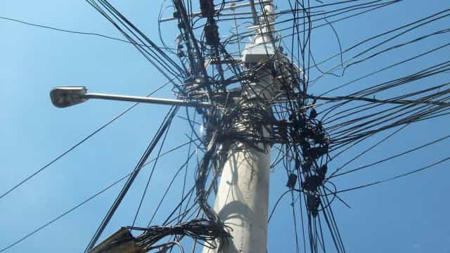 Mulher morre eletrocutada após encostar em poste na zona oeste de SP