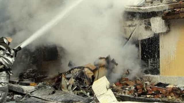 Avião bimotor cai dentro de supermercado e mata três pessoas no México