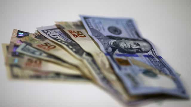 Dólar cai para R$ 5,03, um dia após Bancos Centrais definirem juros