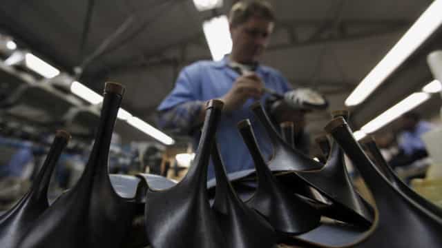 Produção industrial cai 2,4% em janeiro ante dezembro, revela IBGE