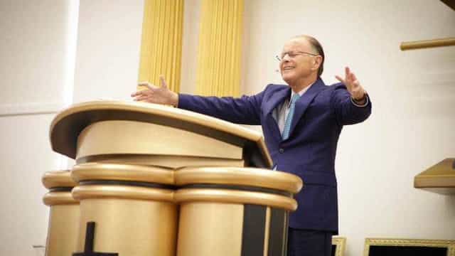 Governo concede novo passaporte diplomático a Edir Macedo e esposa