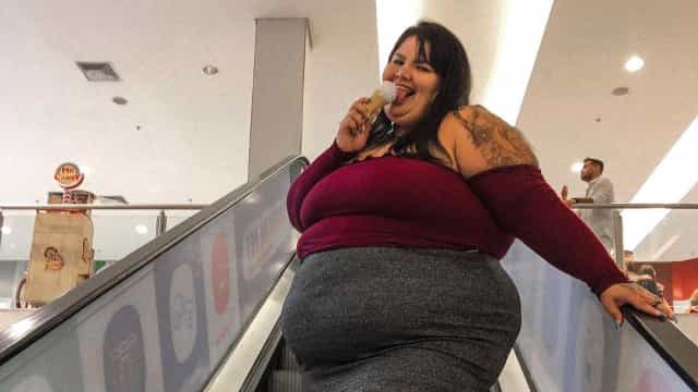 Thais Carla escorrega no vômito da filha, vai ao hospital e tem pé imobilizado