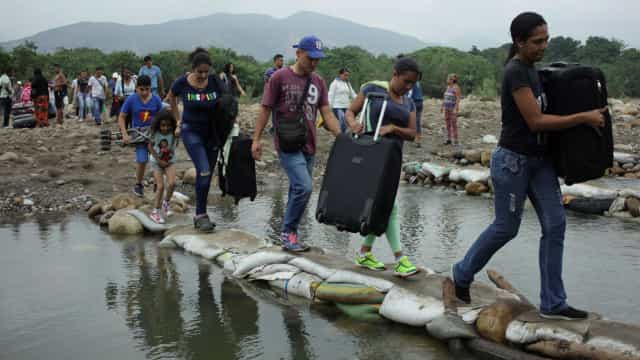 Refugiados consideram brasileiros acolhedores, mas sofrem discriminação, diz pesquisa