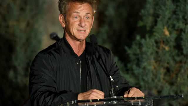 Sean Penn abandona carro e caminha ‘por quilômetros’ para deixar a Ucrânia