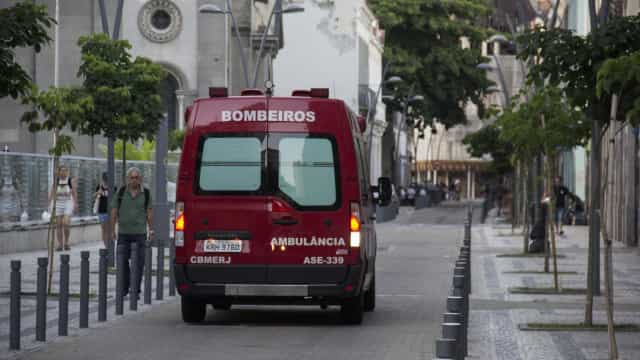 Bombeiros resgatam corpos de vítimas de naufrágio em Angra 