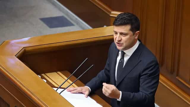 Zelenski sinaliza ficar fora da Otan; negociação segue na 4ª sob pressão militar russa