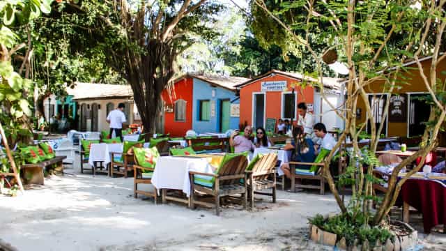 Carro tomba ao tentar ultrapassar micro-ônibus quebrado em Trancoso
