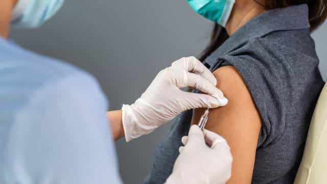 O Brasil tem 81,67% da população com ao menos uma dose da vacina contra a covid