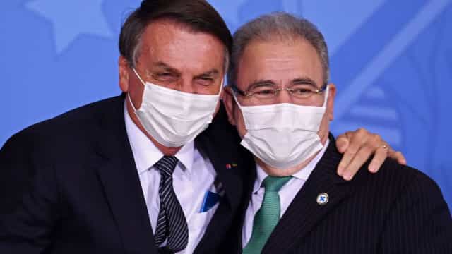 Queiroga estuda rebaixar para endemia situação da covid no Brasil, diz Bolsonaro