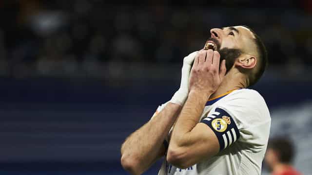 Benzema marca três gols em 17 minutos, e Real elimina PSG da Liga dos Campeões