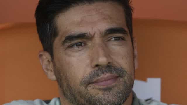 Abel elogia ataque por ter defesa menos vazada e indica time misto nos clássicos