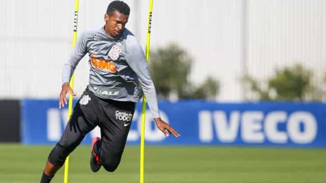 Corinthians aplica multa no atacante Jô por duas faltas seguidas