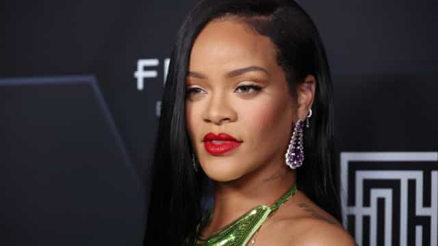 Grávida, Rihanna chama a atenção com macacão azul turquesa