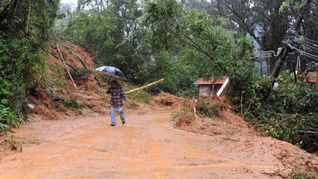 Petrópolis volta a ter chuva forte; vídeos mostram áreas inundadas no centro