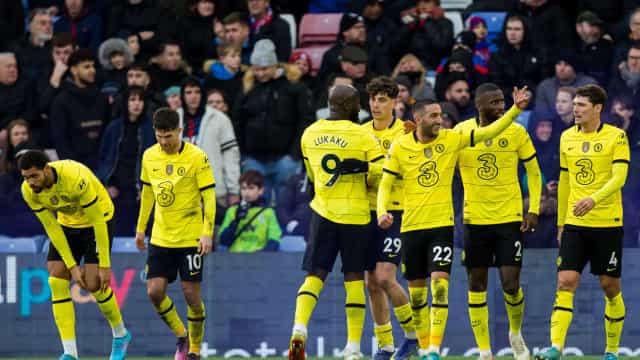 Chelsea goleia Burnley no Inglês; Coutinho brilha em goleada do Aston Villa