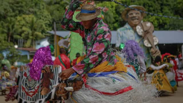 Jornal britânico contesta Carnaval em meio à guerra e brasileiros respondem