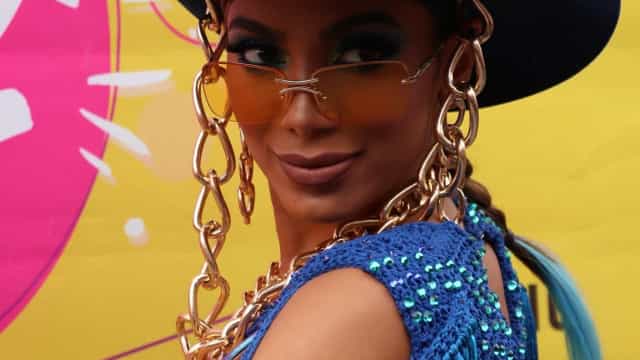 Anitta diz ‘fora, Bolsonaro’ e debocha de decisão do TSE contra atos no Lollapalooza