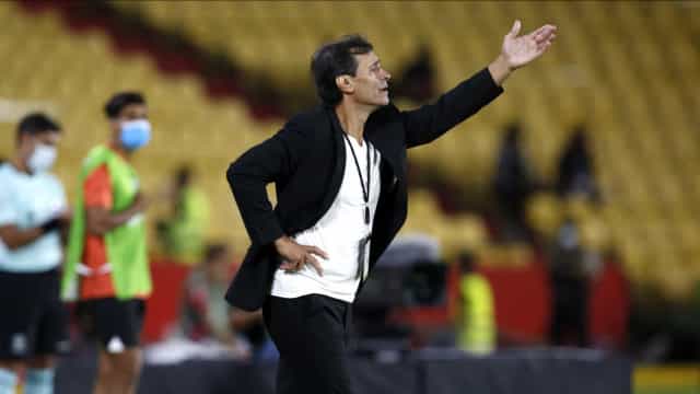 Aguardando por reforços, Fabián Bustos tenta ajustar lateral direita do Santos