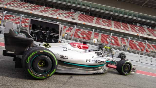 Hamilton lamenta performance ruim em treino: ‘Carro estava impossível de pilotar’