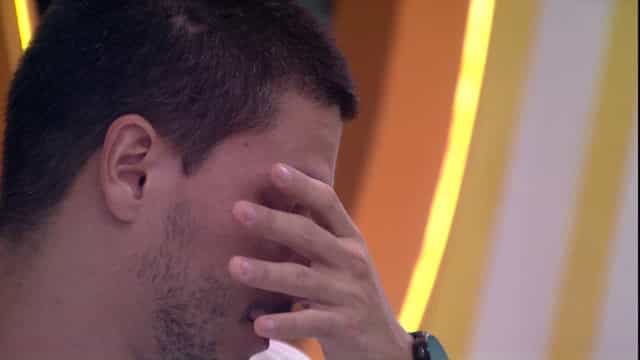 Arthur chora e é consolado por brothers após Jogo da Discórdia