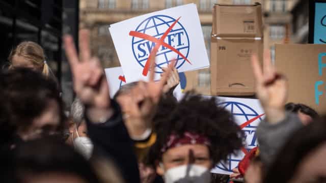 Swift desconectará entidades russas assim que receber instruções legais para isso