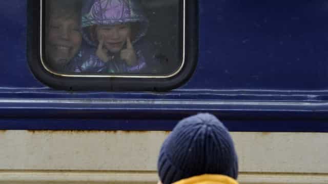 Garoto ucraniano cruza fronteira sozinho e é tratado como herói