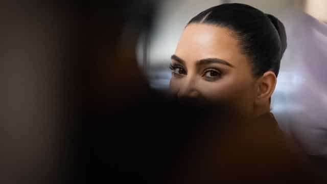 Kim Kardashian é enfaixada da ‘cabeça aos pés’: Look caricato
