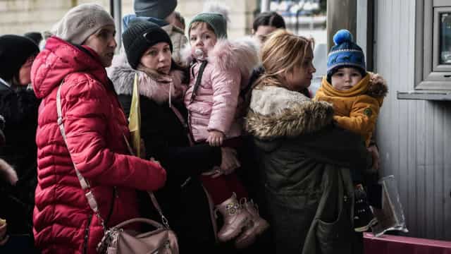 Grupo de 47 refugiados ucranianos recebe visto humanitário do Brasil