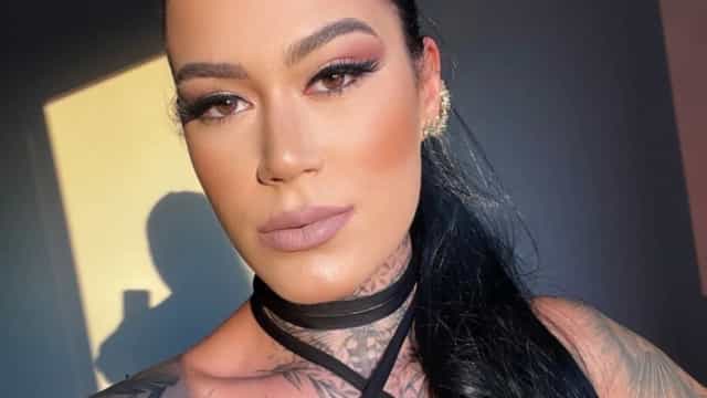 Síndica de condomínio adverte moradora por usar maiô no elevador