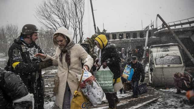 Civis deixam cidades na Ucrânia durante cessar-fogo temporário