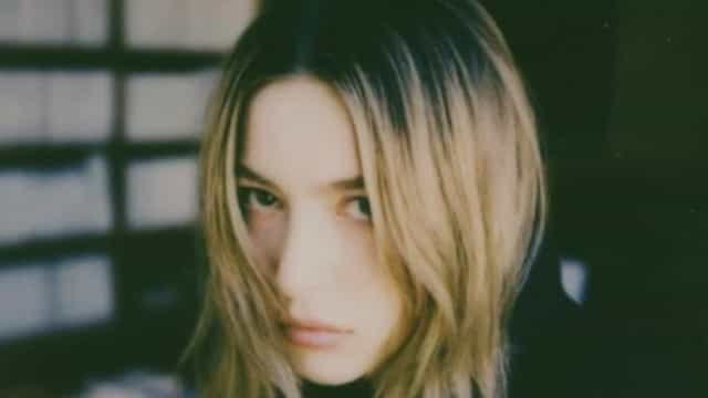 Filha caçula de Steve Jobs investe na carreira de modelo e assina com agência