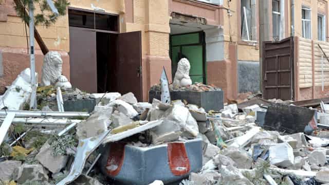 Ataque russo a hospital infantil mata 3 pessoas, diz Ucrânia; Moscou afirma que acusações são ‘fake news’