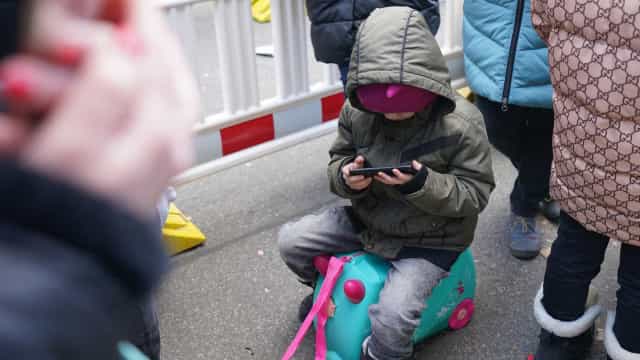 "Estou ansiosa, com medo". Órfãos e crianças ucranianas adotadas fogem
