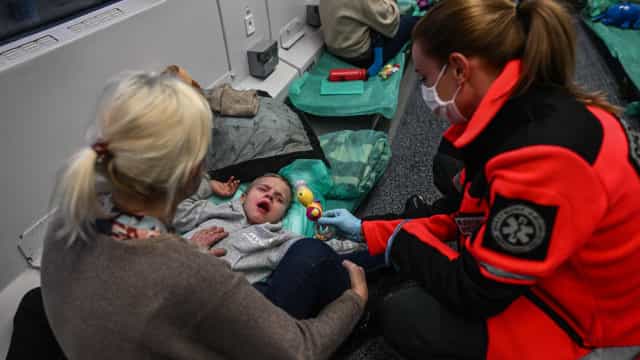 Crianças com câncer e famílias resgatadas de hospital ucraniano