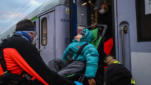 Toque de recolher em Kiev limita jornalistas e aumenta cerco a informações