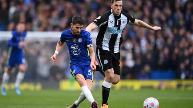 Chelsea vence Newcastle em jogo com manifestações da torcida contra sanções