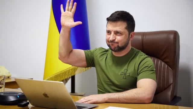 Zelenski compara cerco russo a Mariupol ao feito por nazistas na Segunda Guerra