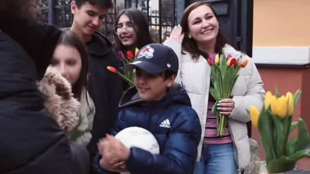 Menino de 11 anos que atravessou fronteira sozinho reencontra a mãe