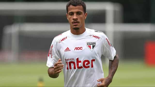 Diego Costa vai de criticado a aposta de Ceni e desbanca Miranda no São Paulo