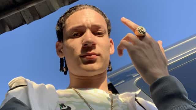 Cantor é expulso de voo após recusar uso de máscara