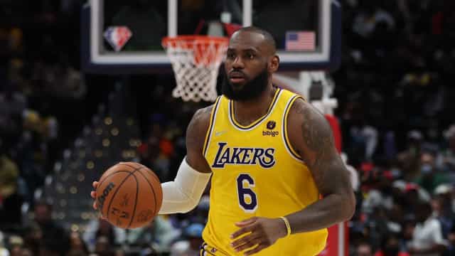 LeBron se torna 2º maior cestinha da NBA, mas é frustrado por derrota dos Lakers