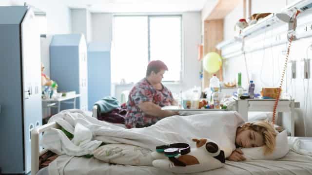 A vida dentro de um hospital pediátrico de um país em guerra