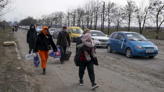Moradores de Mariupol vivem rotina de terror e se veem reféns em casa