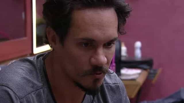 Eliezer sofre com azar em Prova Bate e Volta e web se diverte