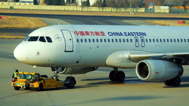 Avião que caiu na China despencou 6 mil metros em dois minutos