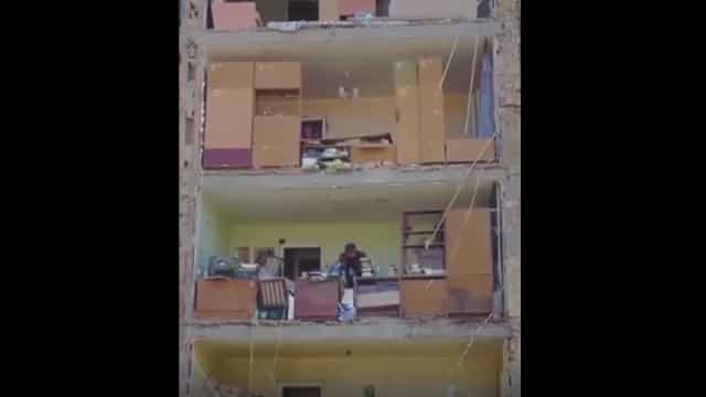 Kiev. Imagens tocantes mostram homem recolhendo pertences entre escombros